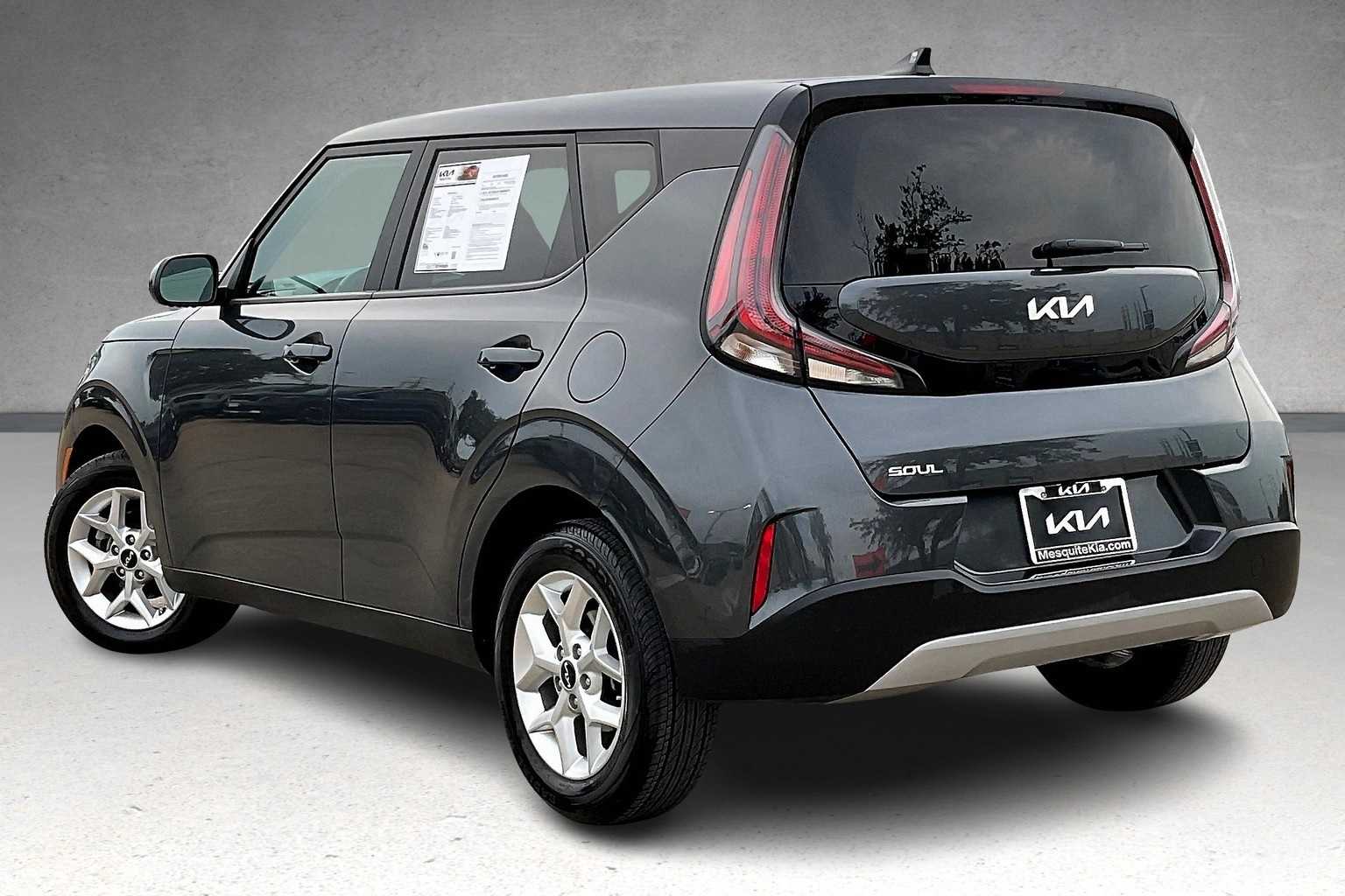 2023 Kia Soul LX photo 2