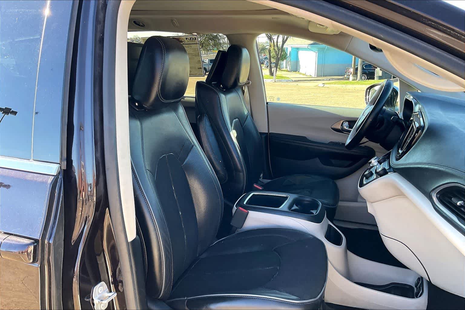 Thumbnail: 2017 Chrysler Pacifica - 13