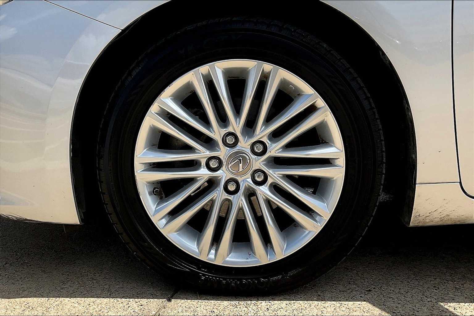 Thumbnail: 2015 Lexus ES - 8
