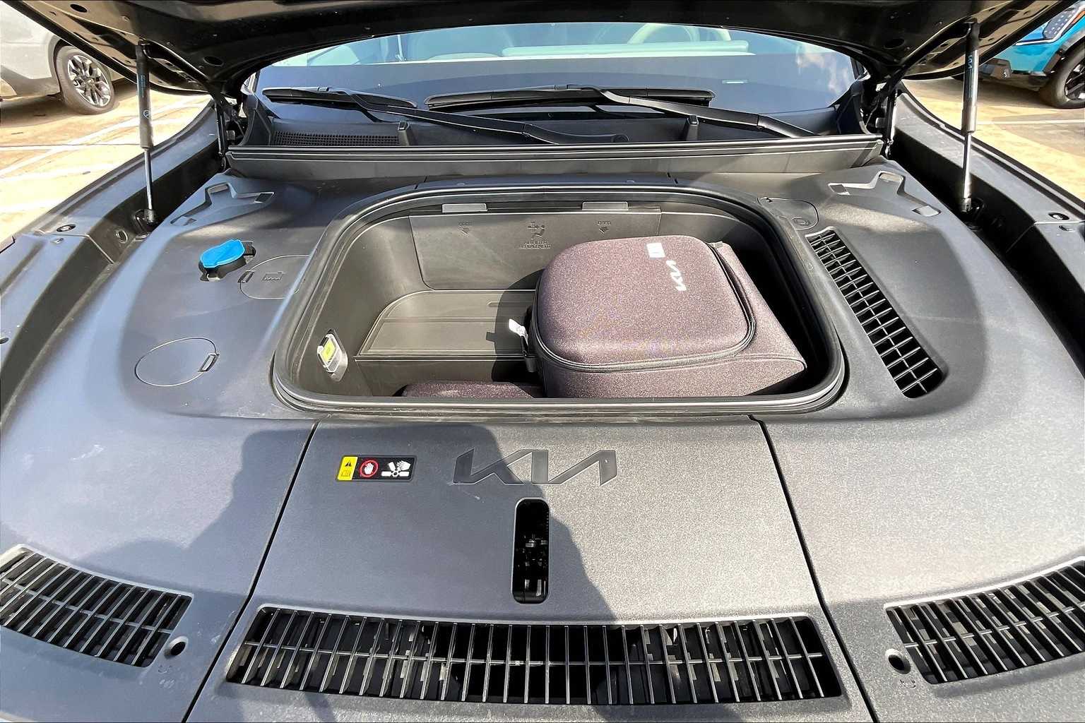 Thumbnail: 2024 Kia EV9 - 8