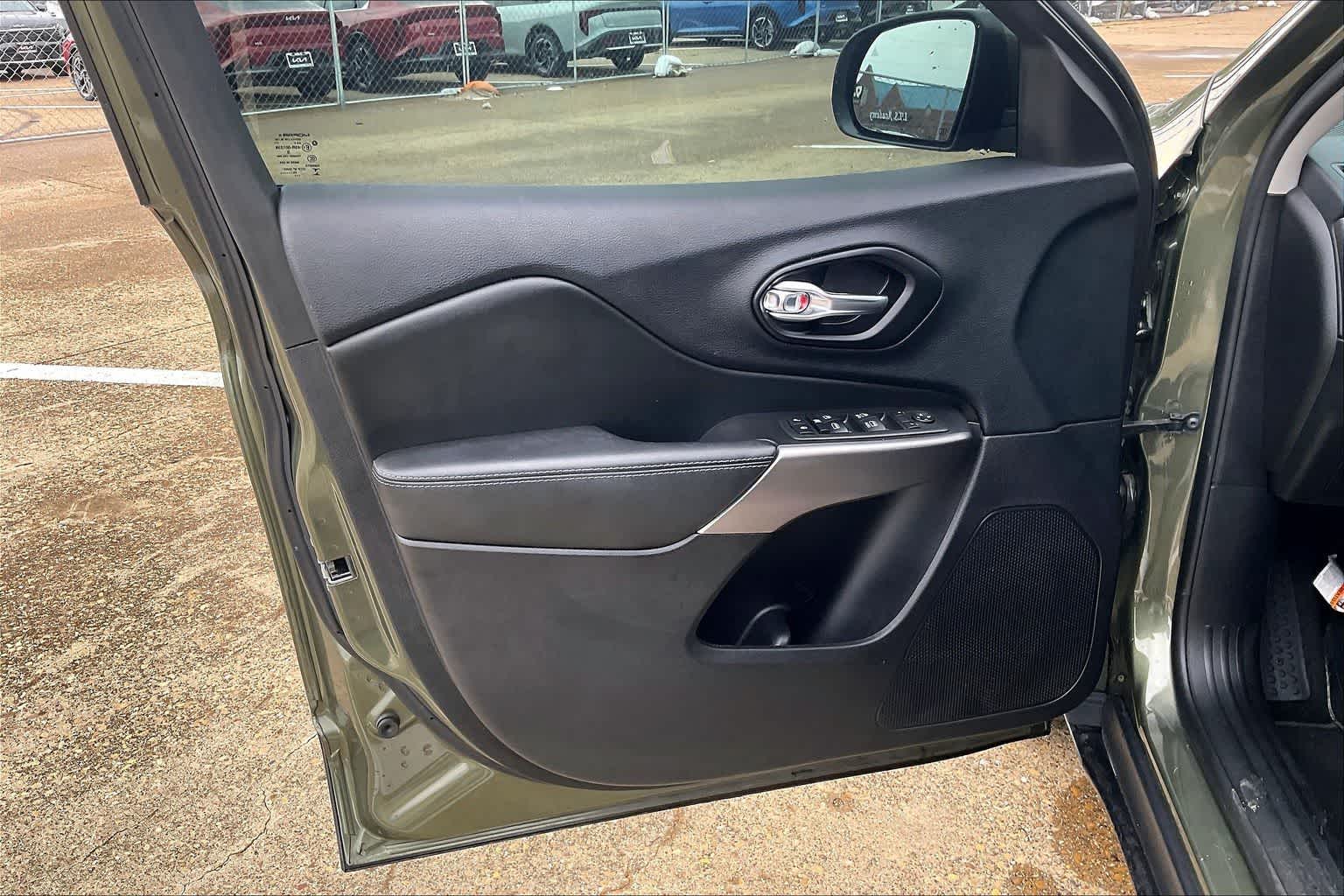 Thumbnail: 2021 Jeep Cherokee - 27