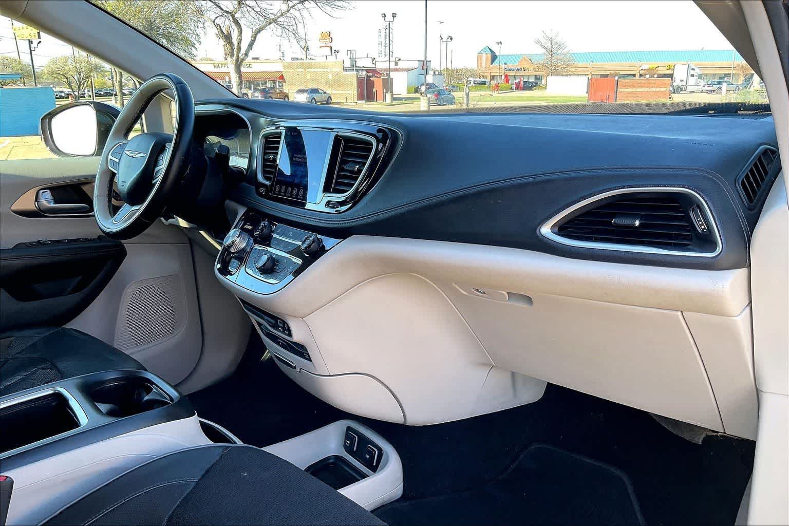 Thumbnail: 2017 Chrysler Pacifica - 23