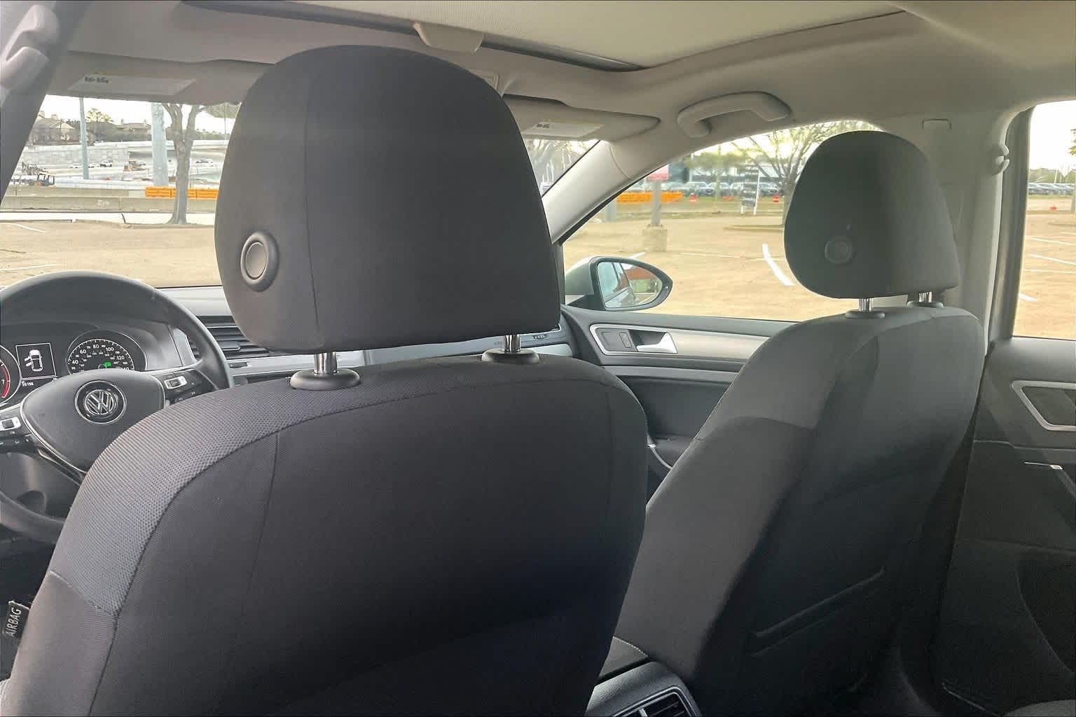 Thumbnail: 2016 Volkswagen Golf - 12