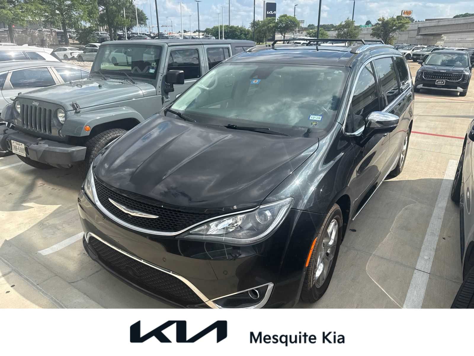 2017 Chrysler Pacifica Minivan Limited FWD photo