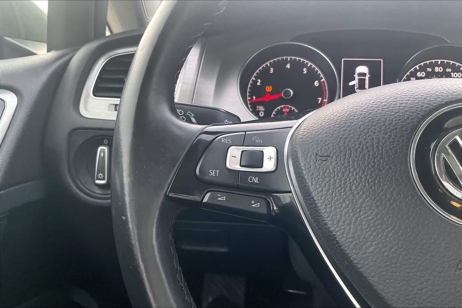 Thumbnail: 2016 Volkswagen Golf - 24