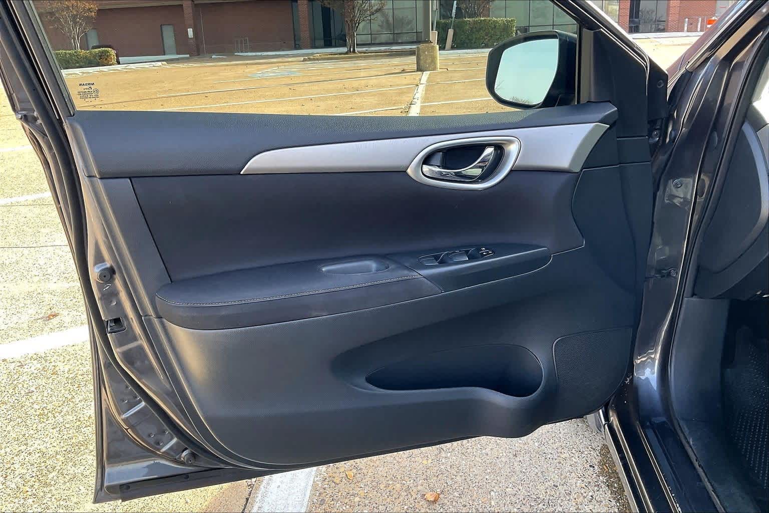 Thumbnail: 2015 Nissan Sentra - 27