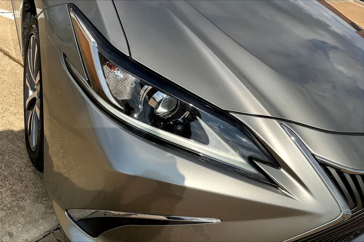 Thumbnail: 2020 Lexus ES - 31