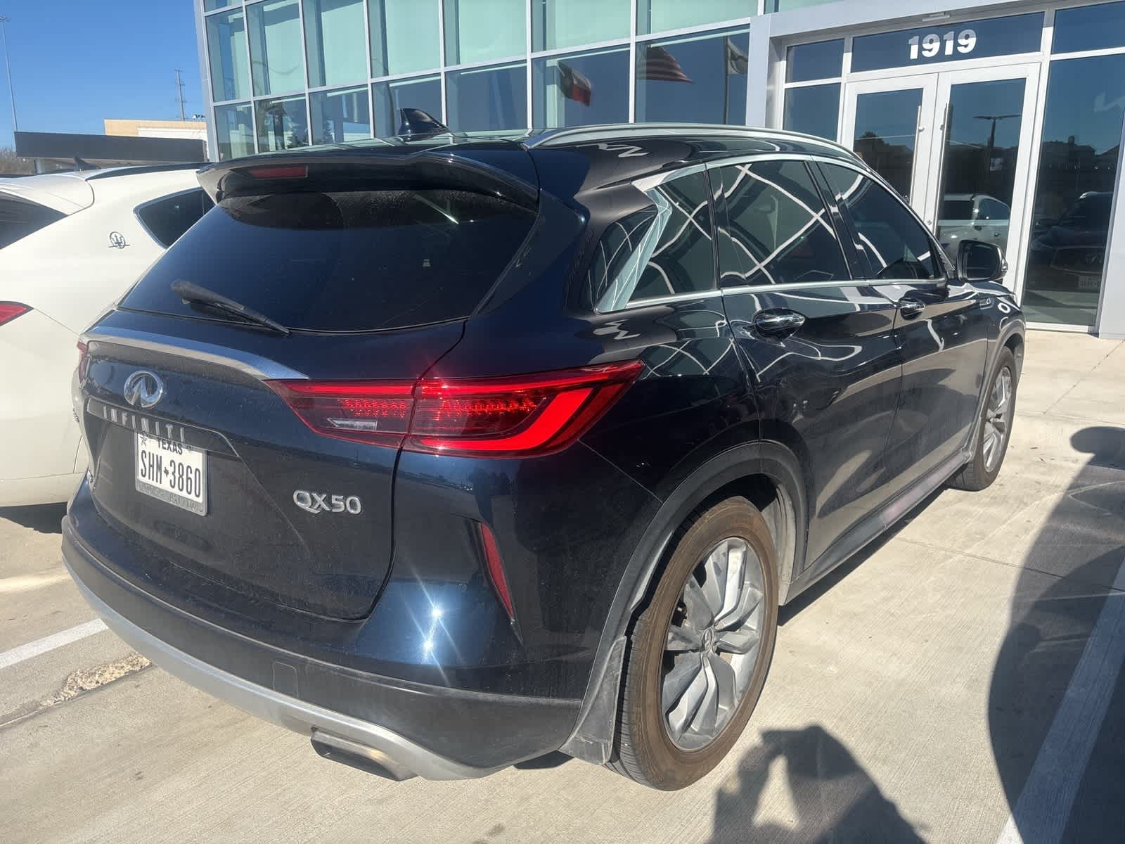 2019 Infiniti QX50 Luxe photo 2
