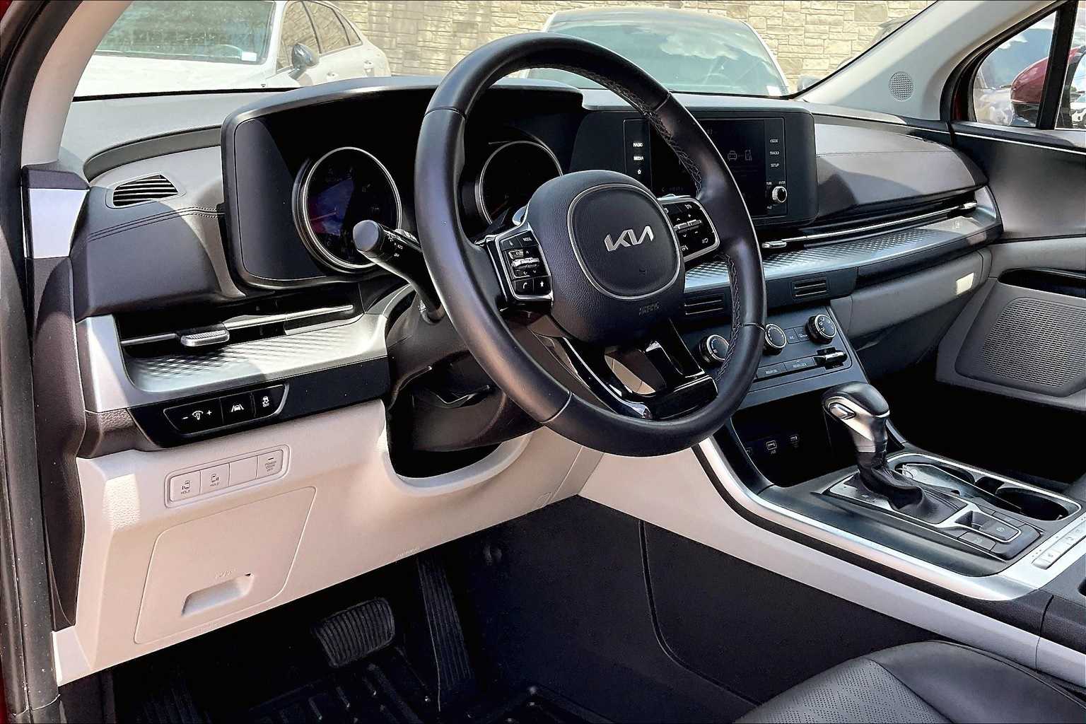 2024 Kia Carnival LX photo 2