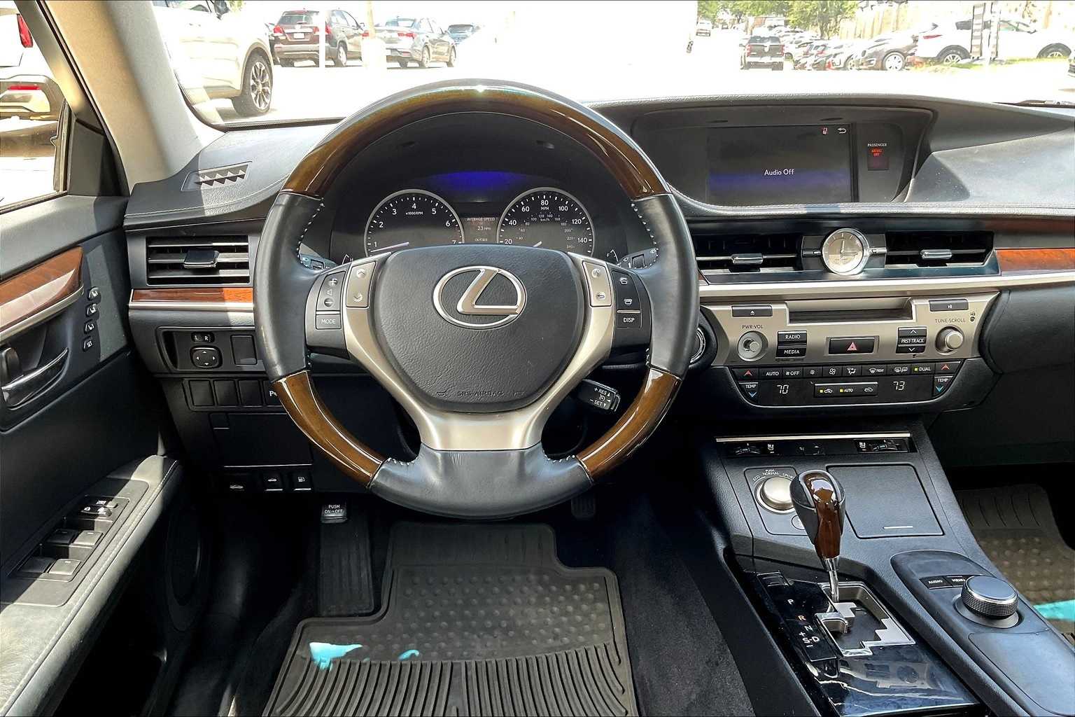 Thumbnail: 2015 Lexus ES - 14