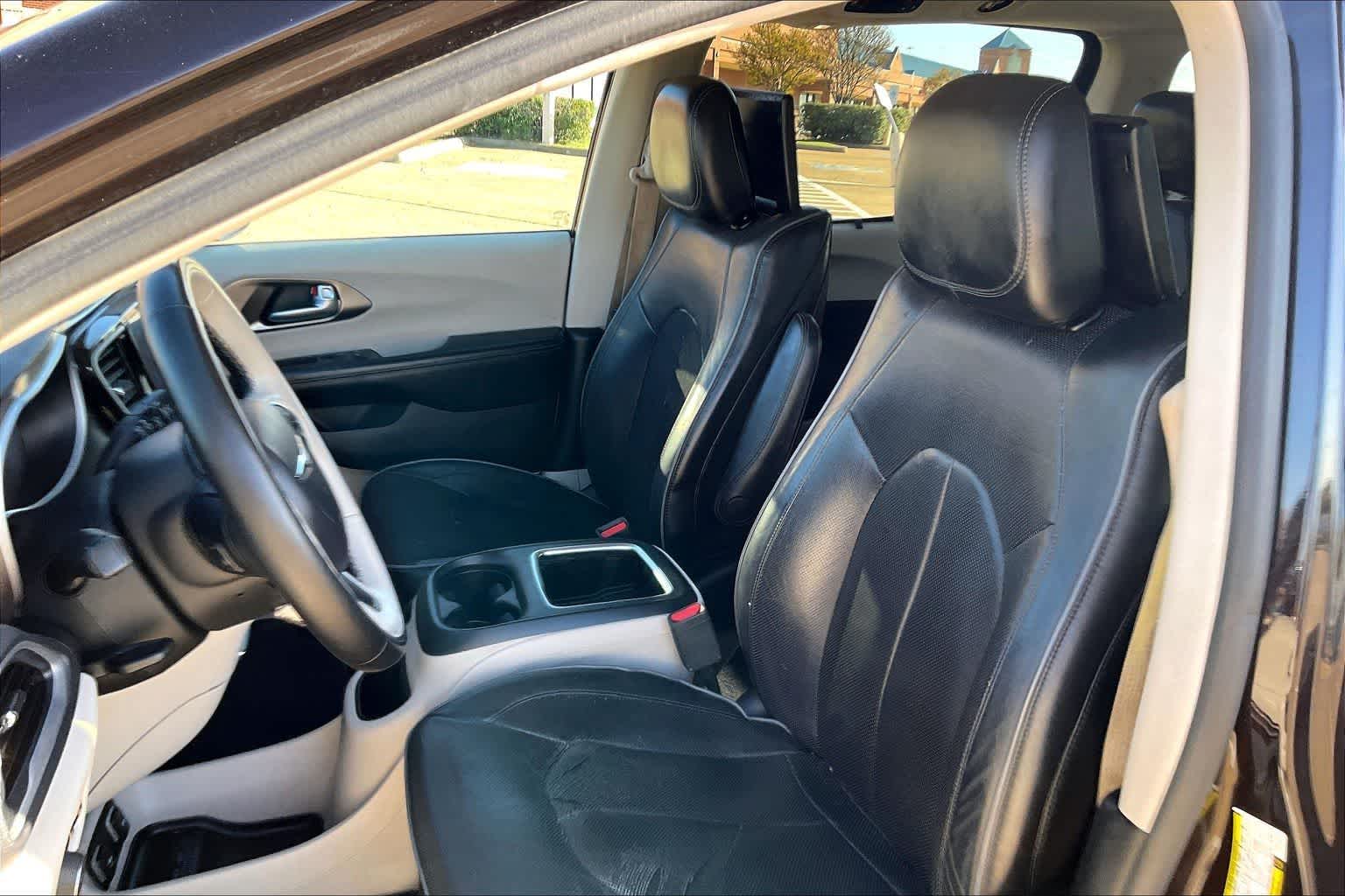 Thumbnail: 2017 Chrysler Pacifica - 11