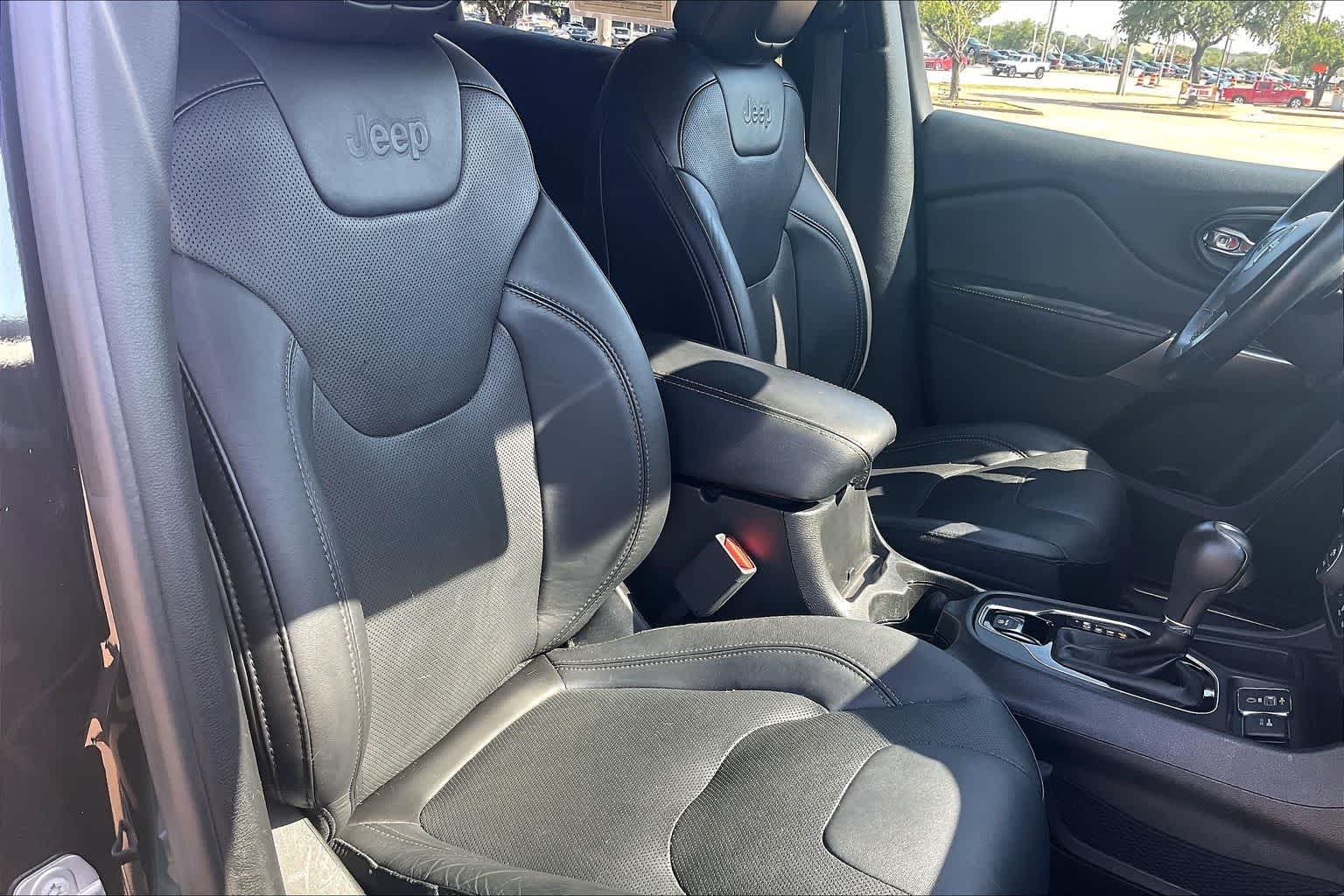 Thumbnail: 2019 Jeep Cherokee - 11