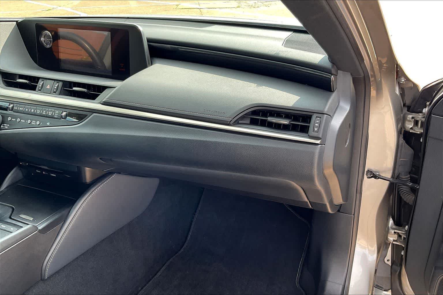 Thumbnail: 2020 Lexus ES - 23