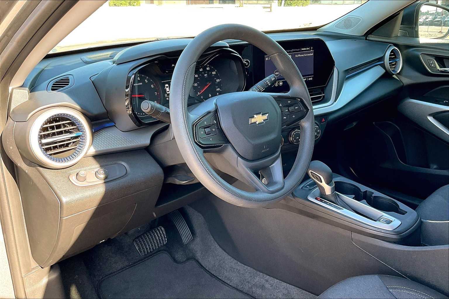 2025 Chevrolet Trax LS photo 2
