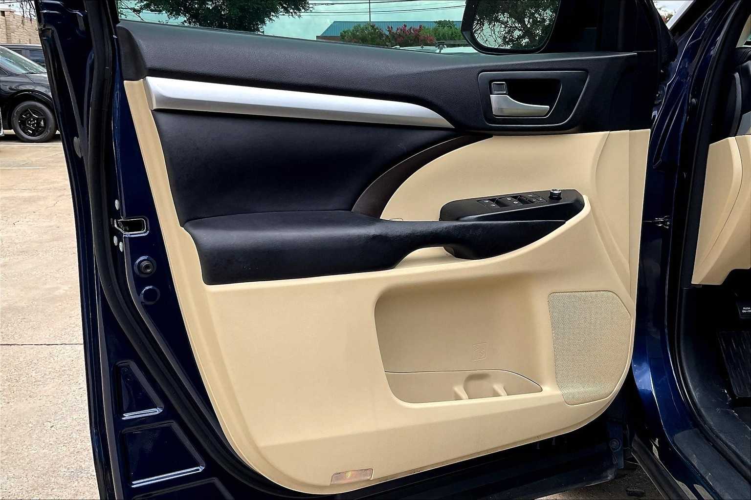 Thumbnail: 2016 Toyota Highlander - 27