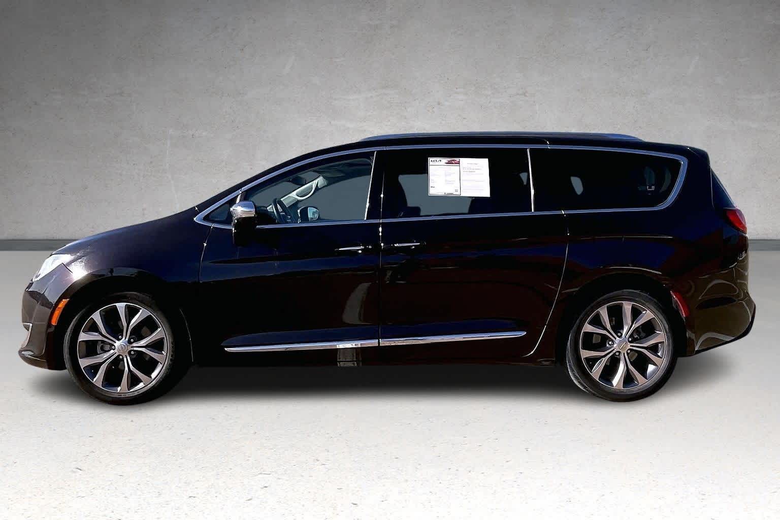 Thumbnail: 2017 Chrysler Pacifica - 3