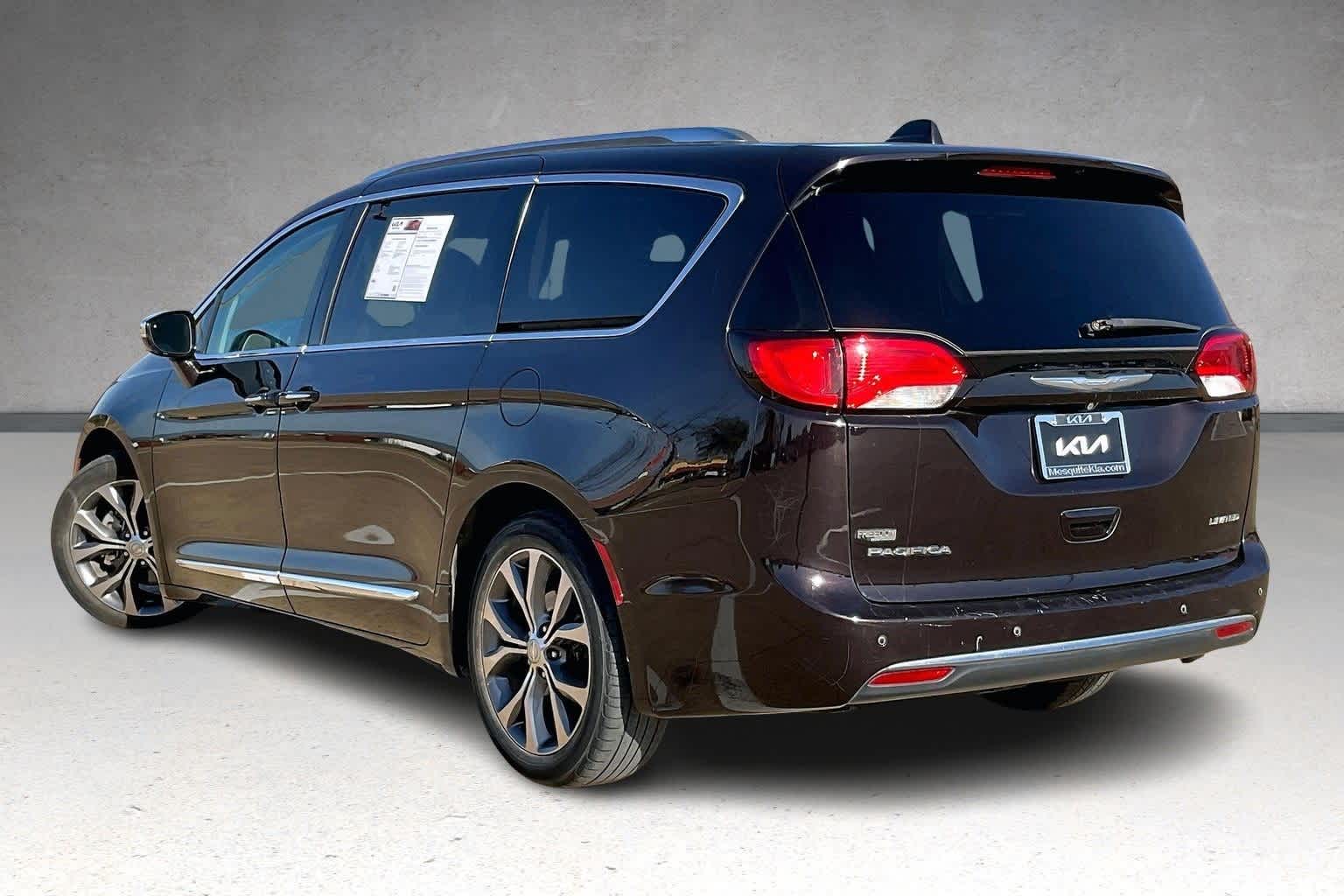 Thumbnail: 2017 Chrysler Pacifica - 4