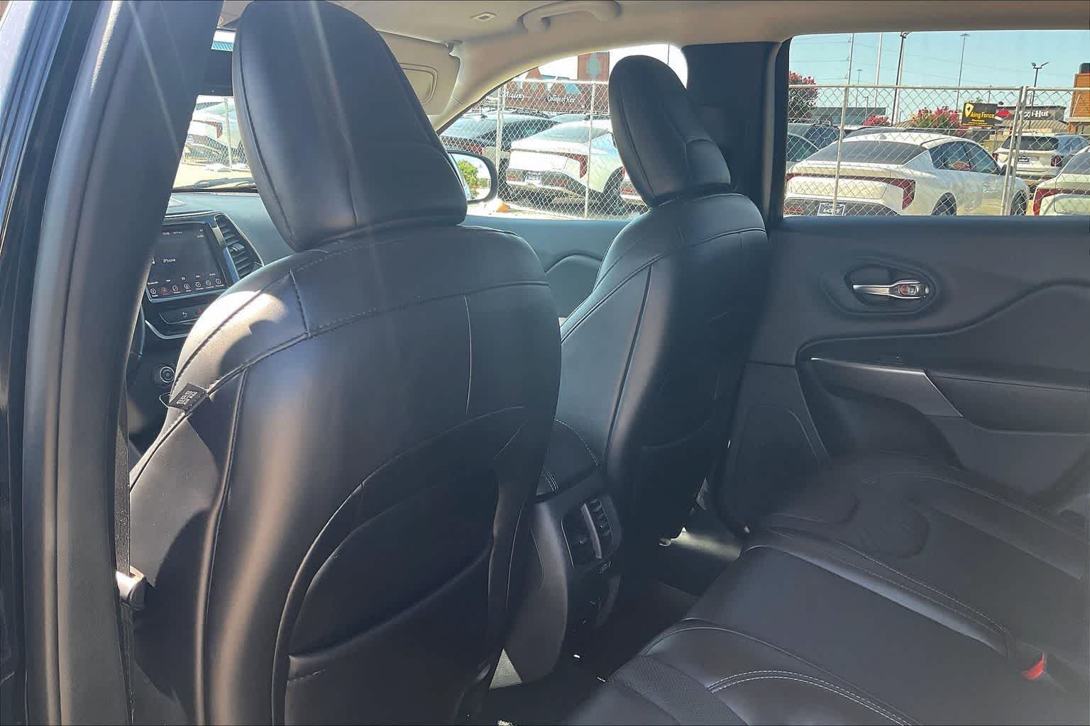 Thumbnail: 2019 Jeep Cherokee - 10