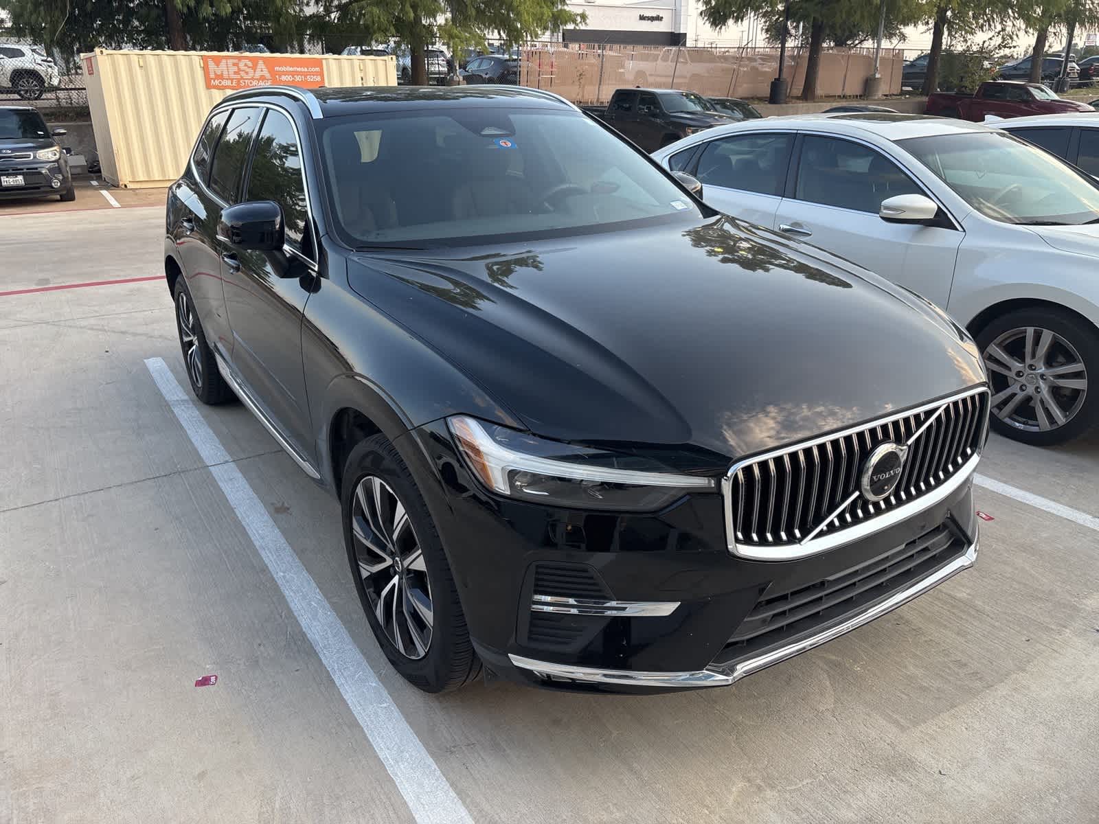 2023 Volvo XC60 B5 Plus photo 2