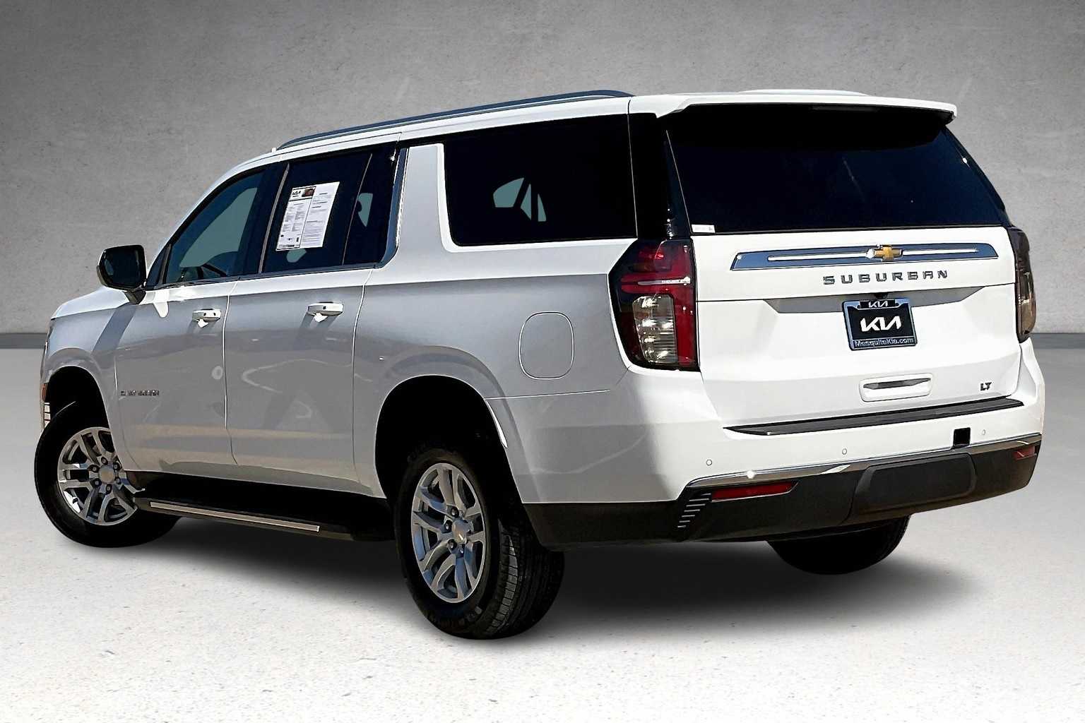 2023 Chevrolet Suburban LT photo 4