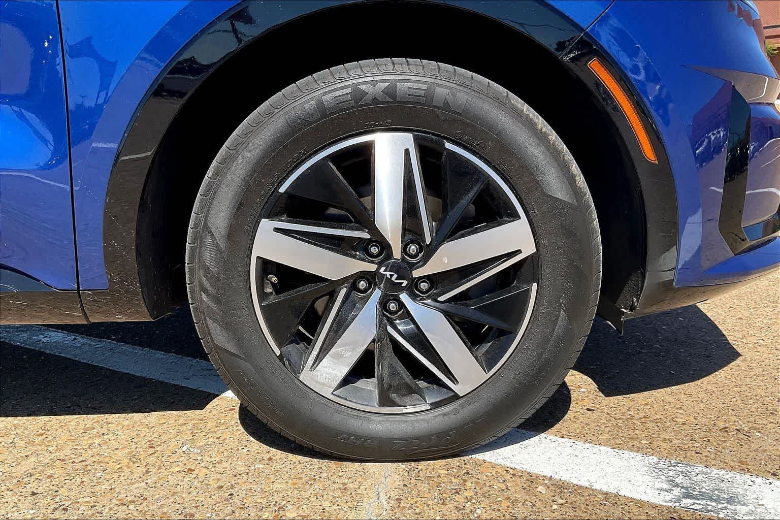 Thumbnail: 2023 Kia Sorento - 8