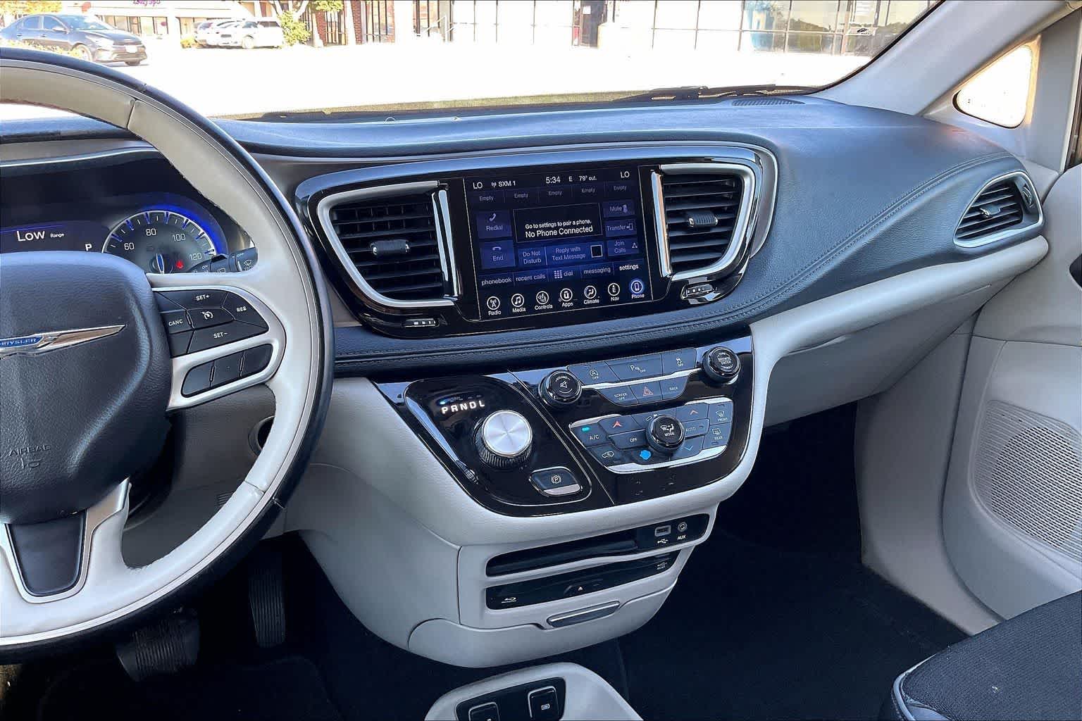 Thumbnail: 2017 Chrysler Pacifica - 15