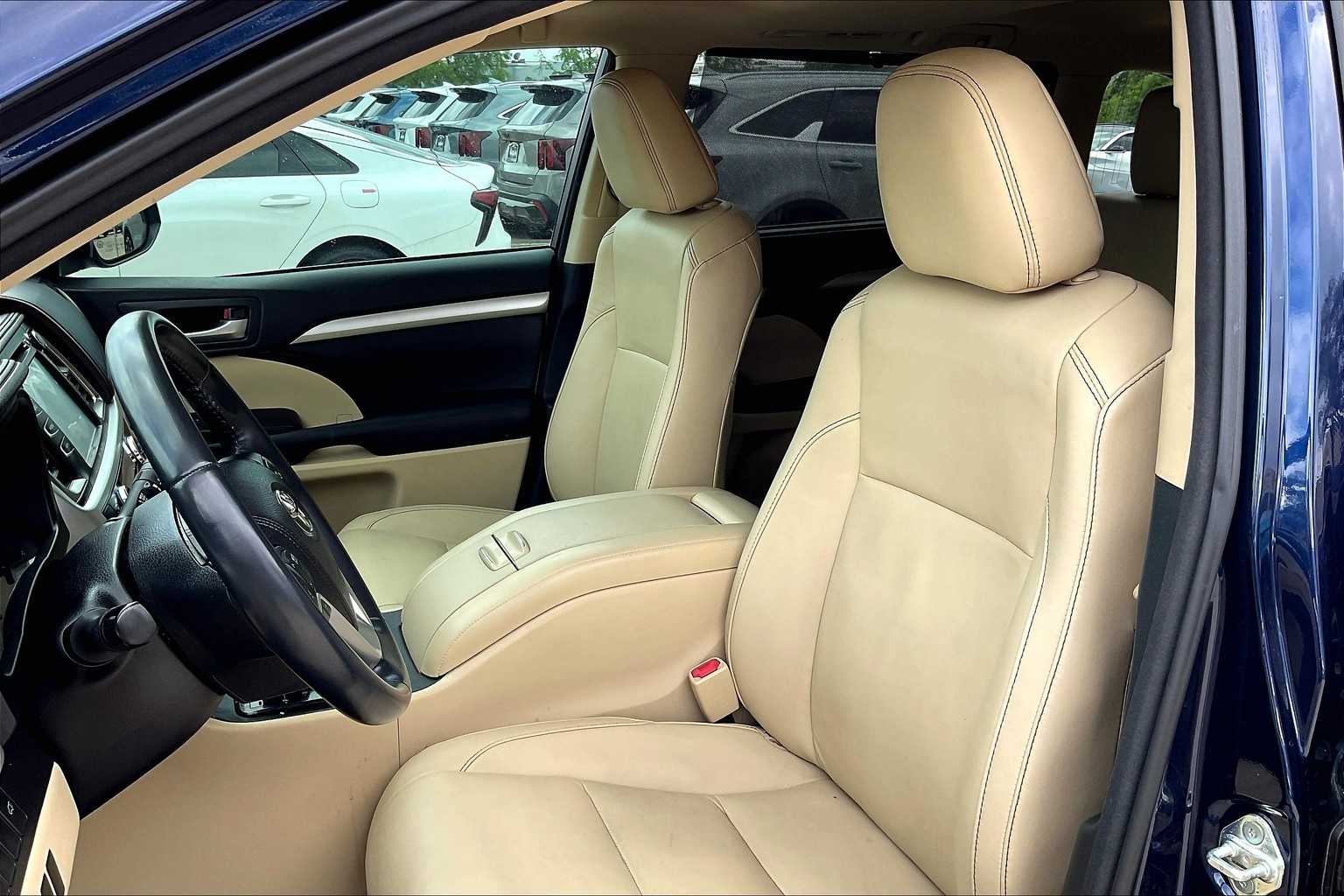 Thumbnail: 2016 Toyota Highlander - 11