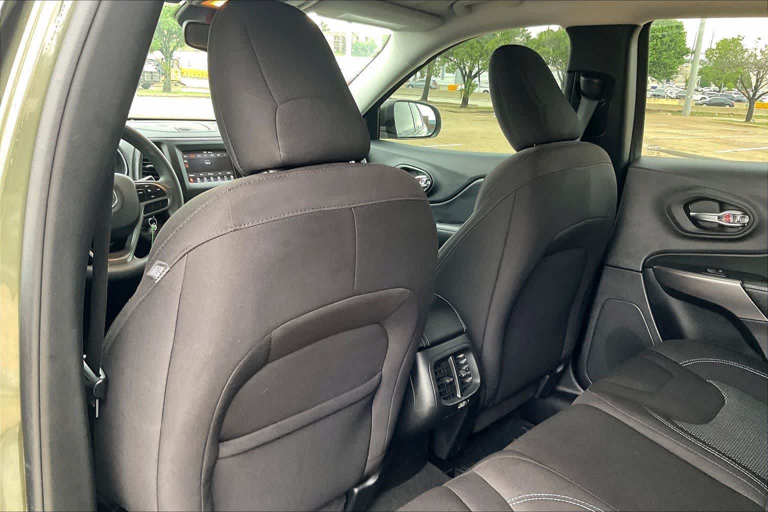 Thumbnail: 2021 Jeep Cherokee - 12