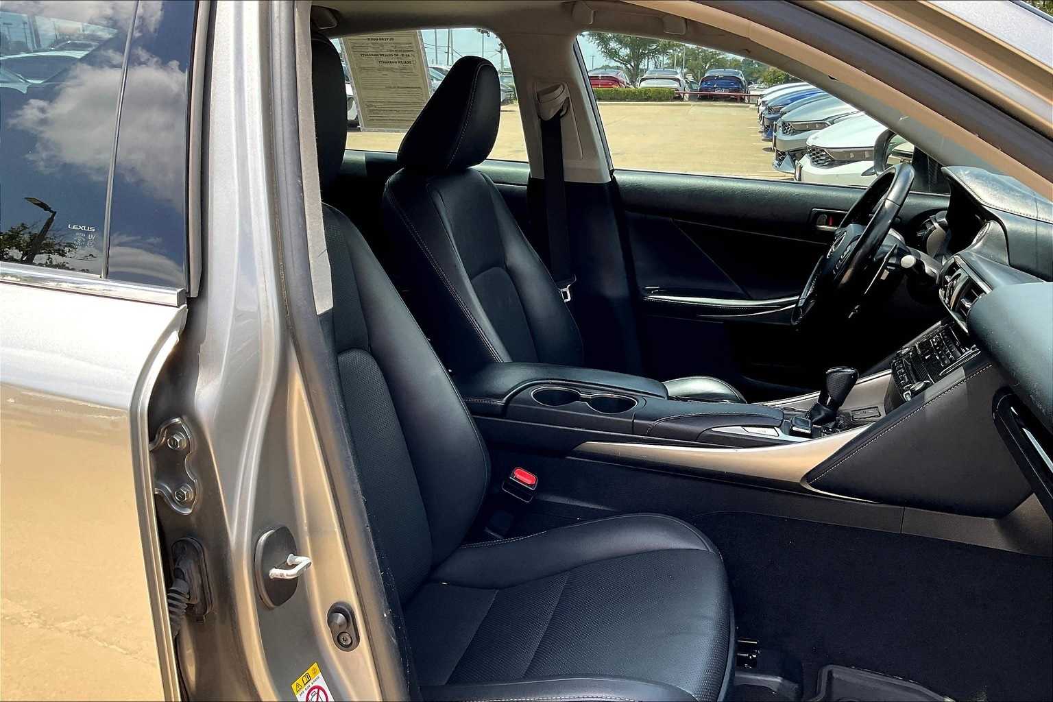 2017 Lexus IS 300 12