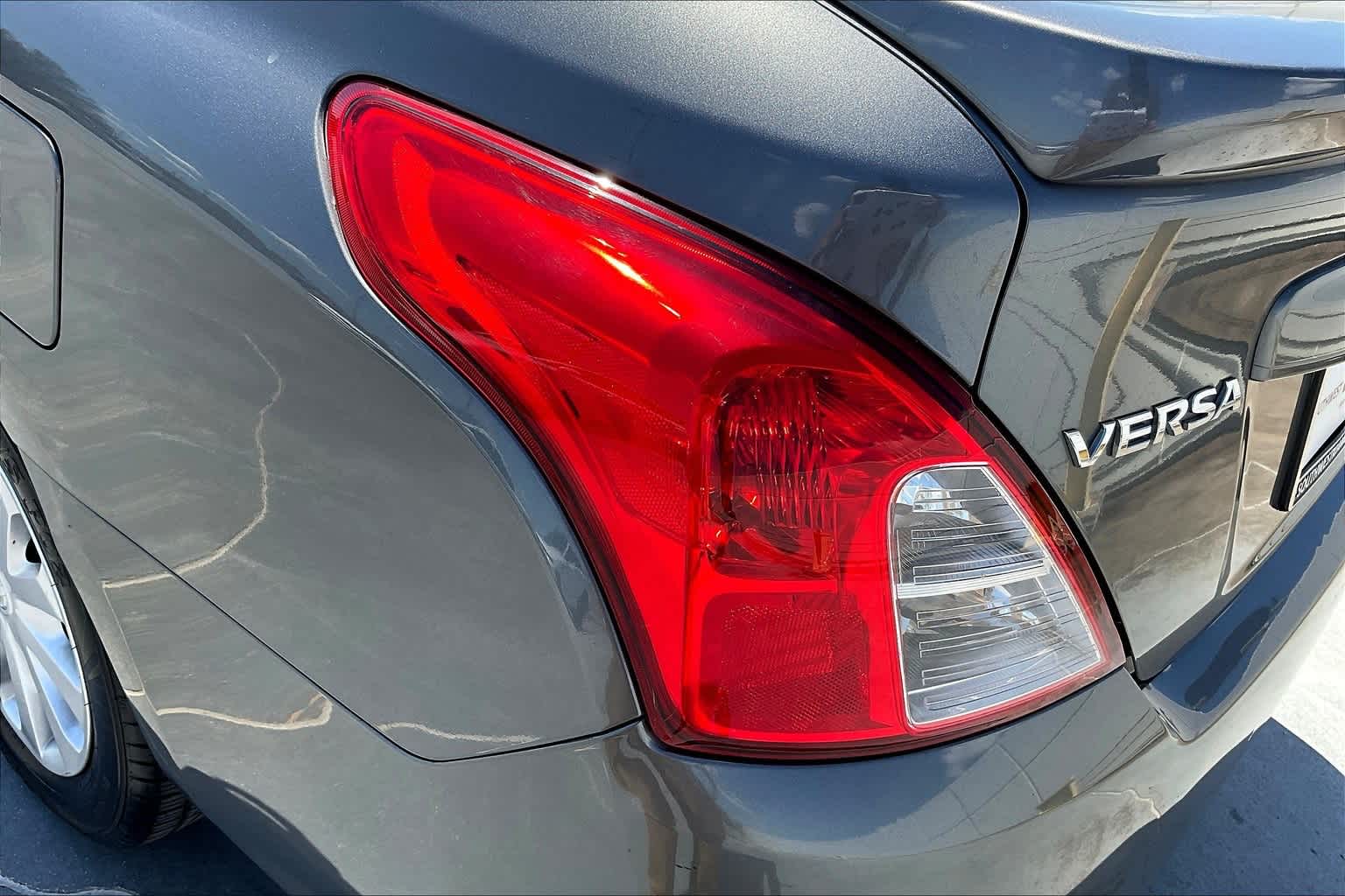 2018 Nissan Versa 1.6 SV 32