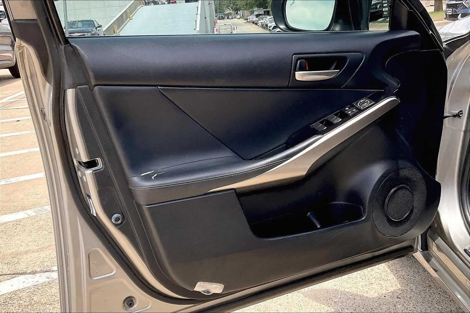 2017 Lexus IS 300 26