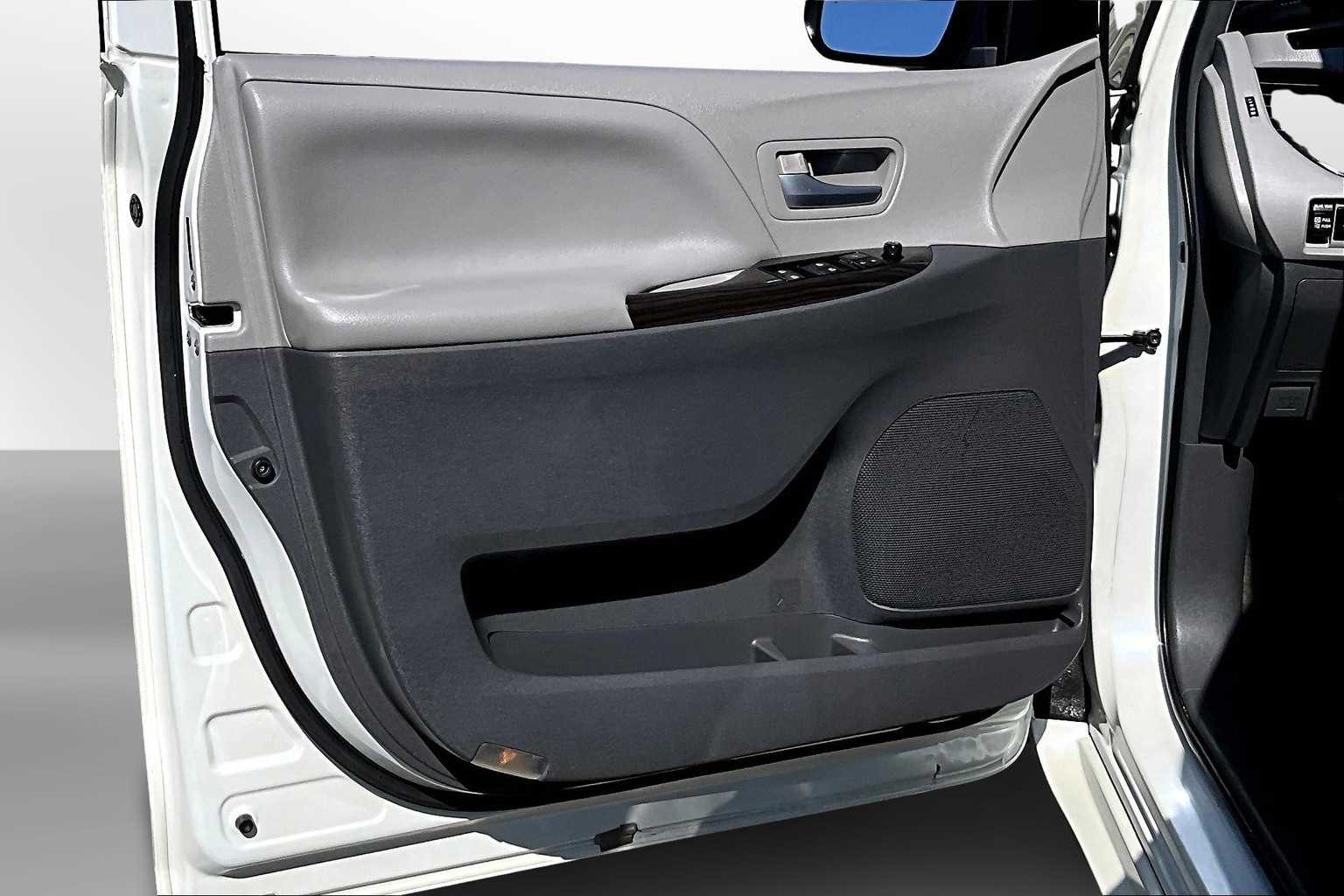 Thumbnail: 2015 Toyota Sienna - 17