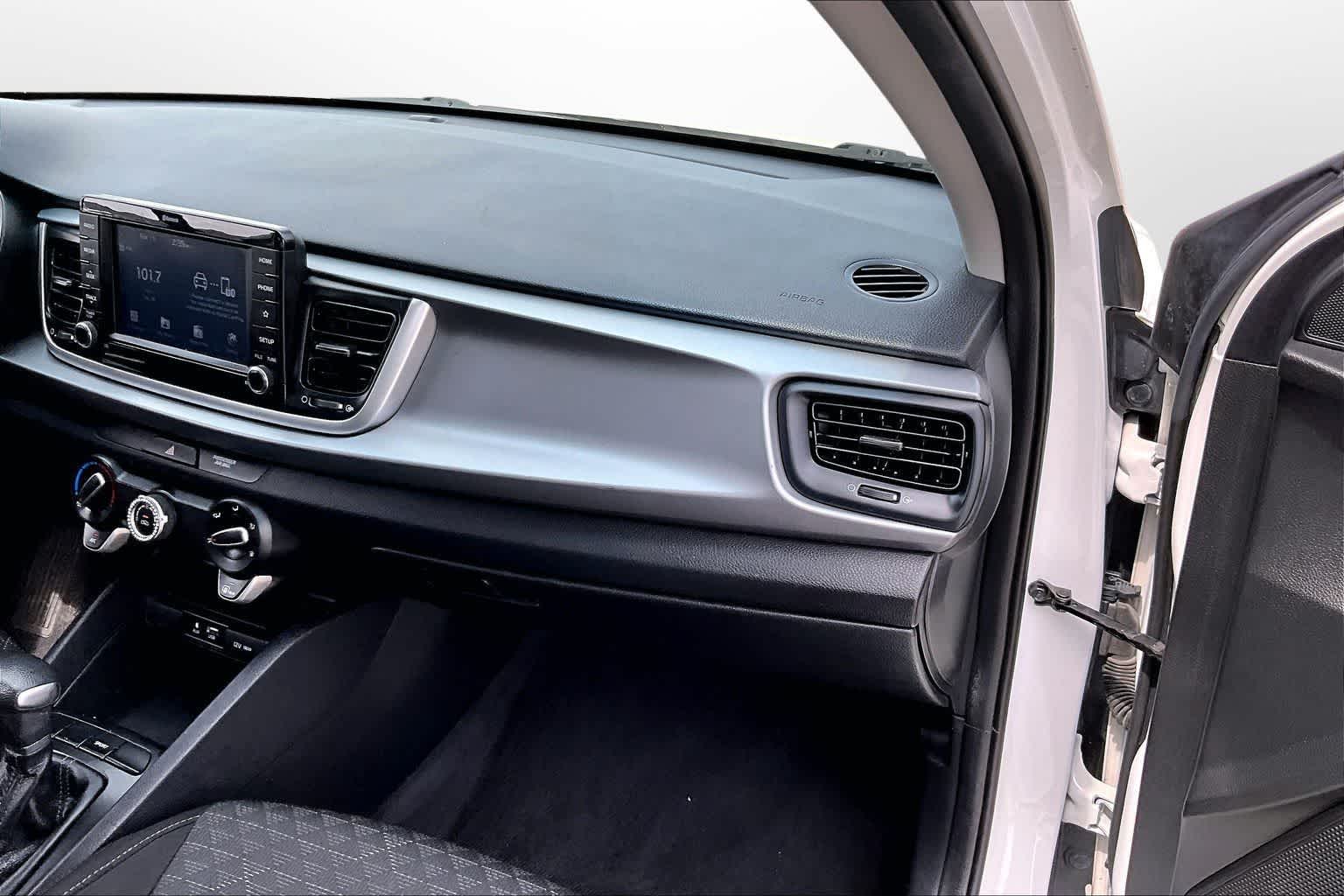 Thumbnail: 2020 Kia Rio - 13