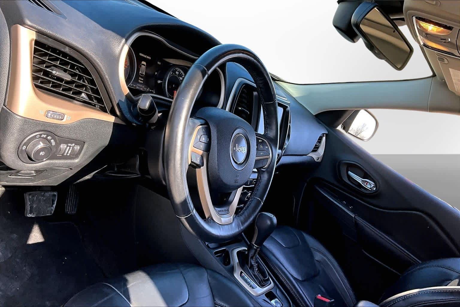 Thumbnail: 2016 Jeep Cherokee - 12