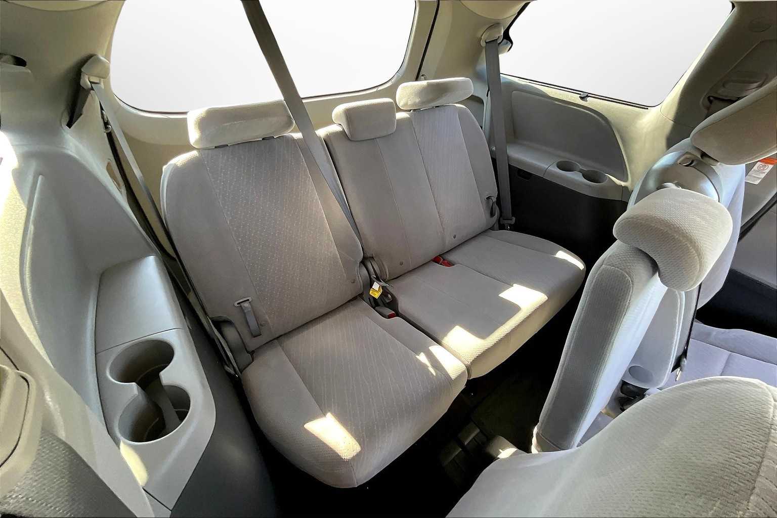 Thumbnail: 2017 Toyota Sienna - 27
