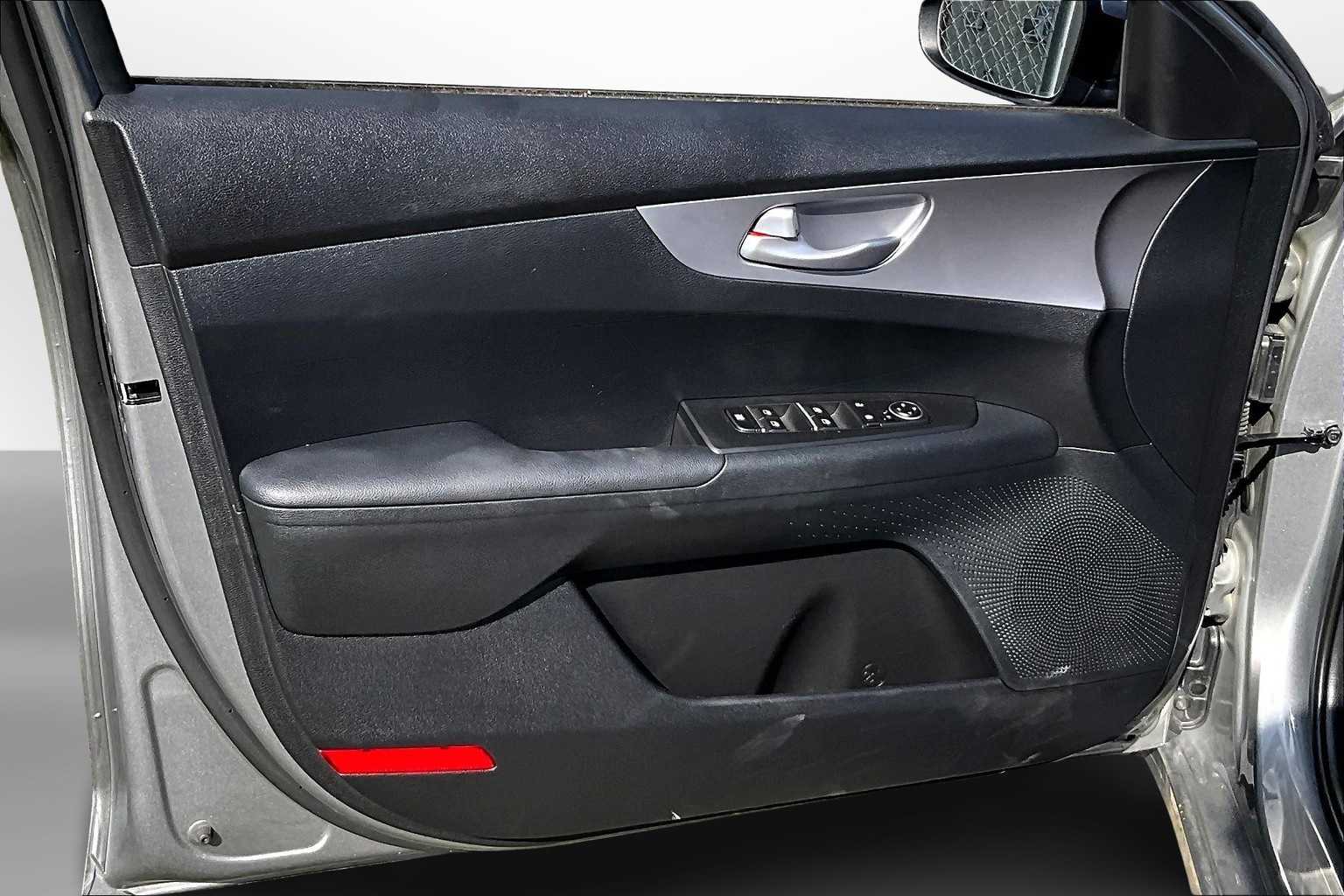 Thumbnail: 2023 Kia Forte - 17