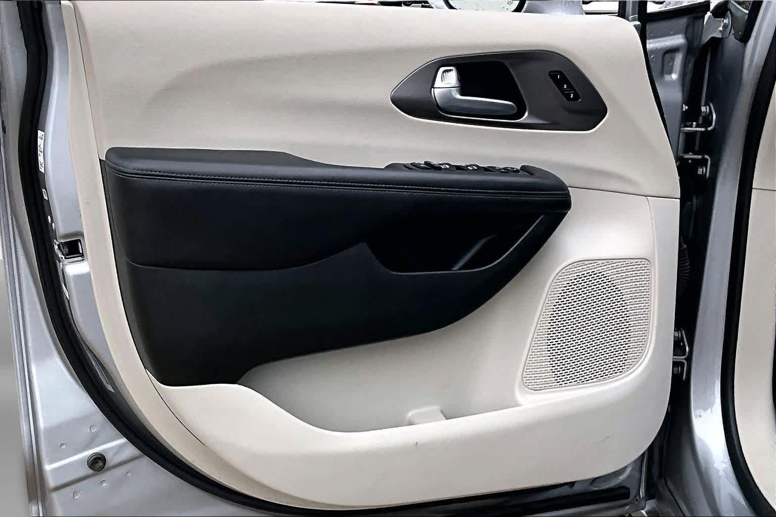 Thumbnail: 2018 Chrysler Pacifica - 17