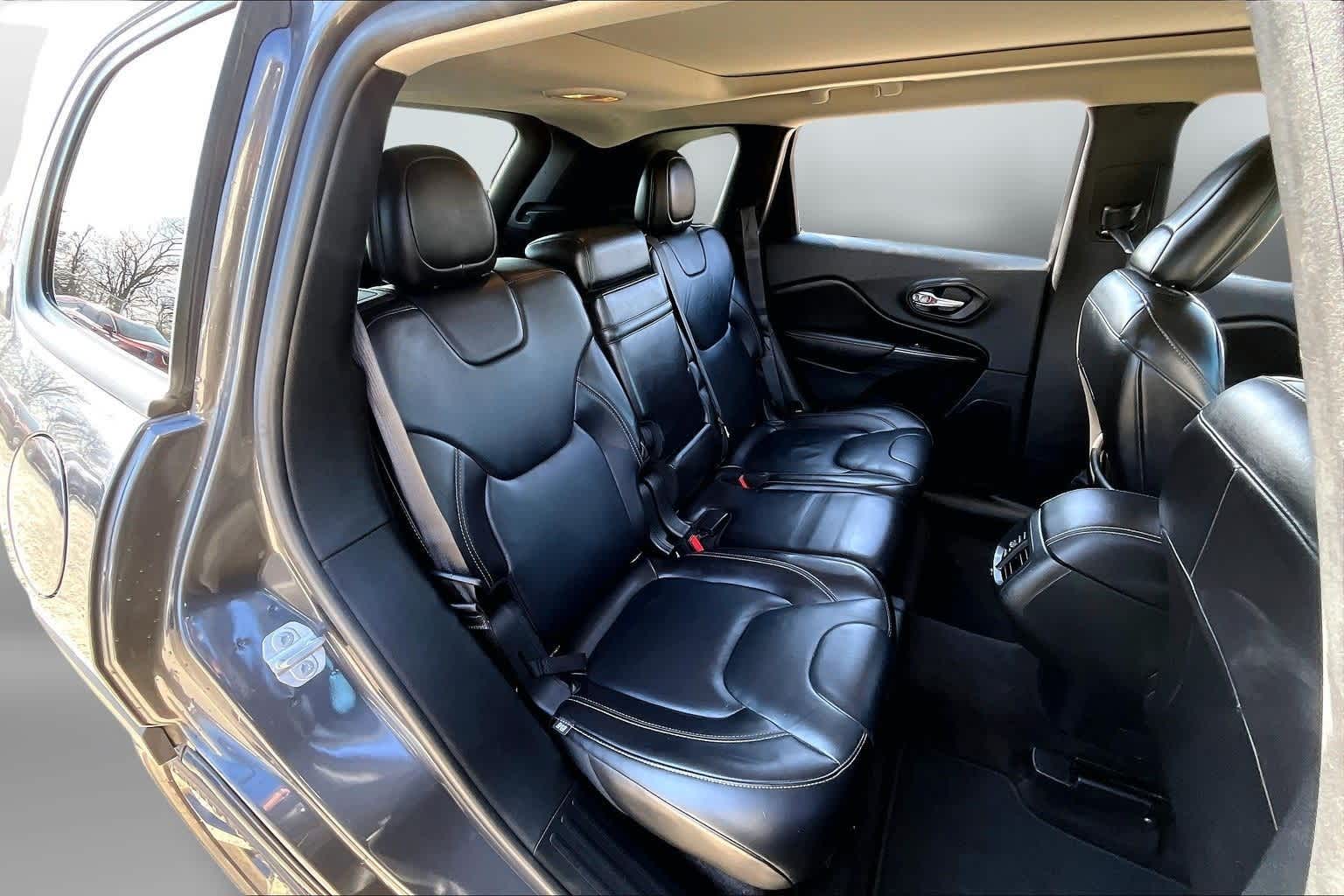 Thumbnail: 2016 Jeep Cherokee - 26