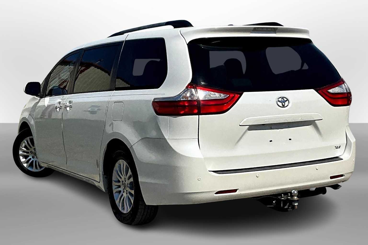 Thumbnail: 2015 Toyota Sienna - 11