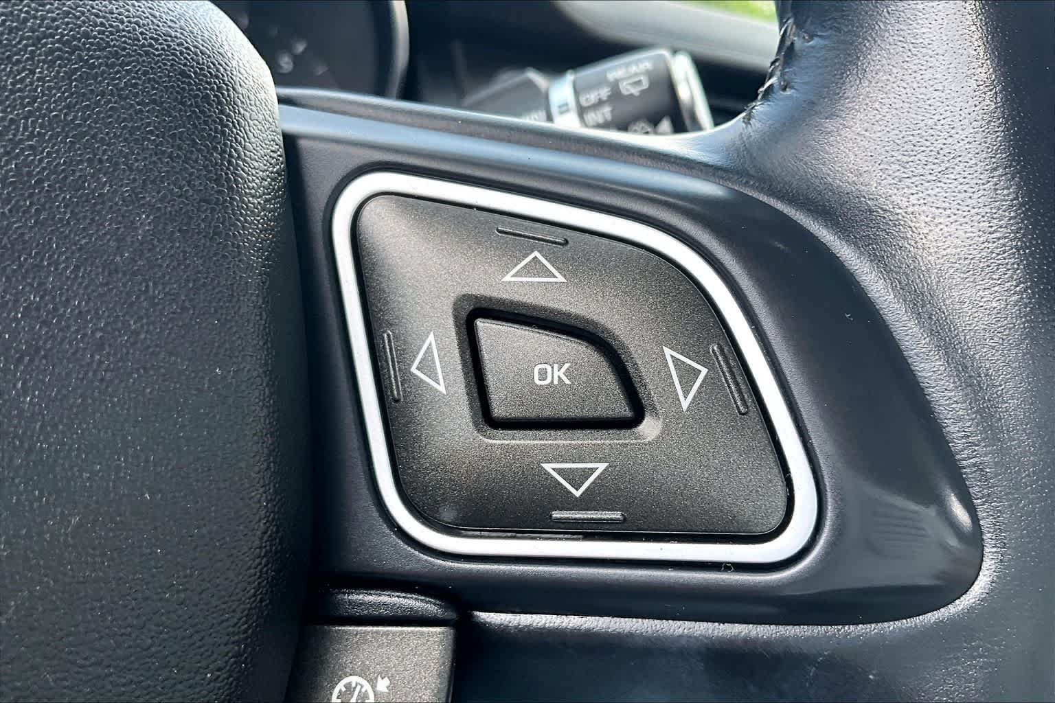 Thumbnail: 2019 Land Rover Range Rover Evoque - 17