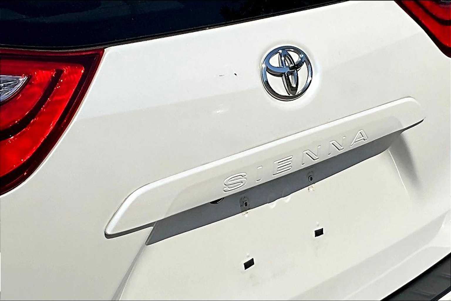 Thumbnail: 2015 Toyota Sienna - 33