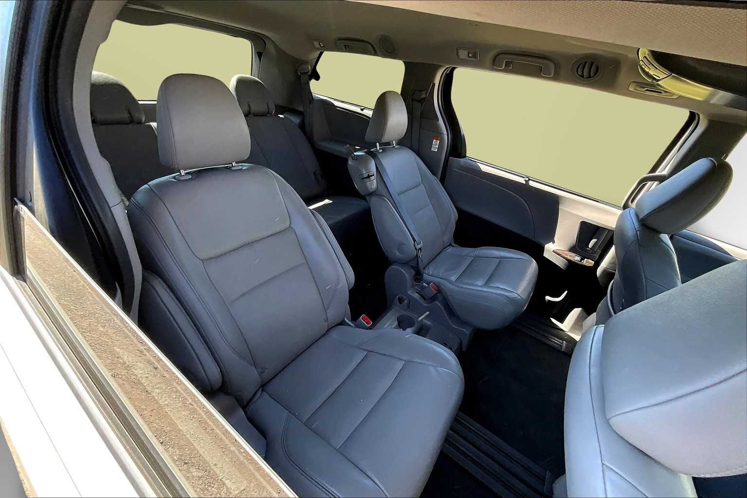 Thumbnail: 2015 Toyota Sienna - 28