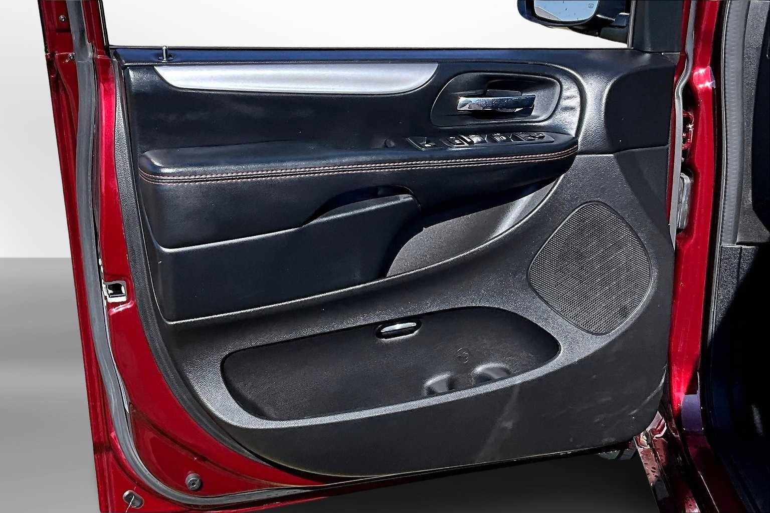 Thumbnail: 2019 Dodge Grand Caravan - 17