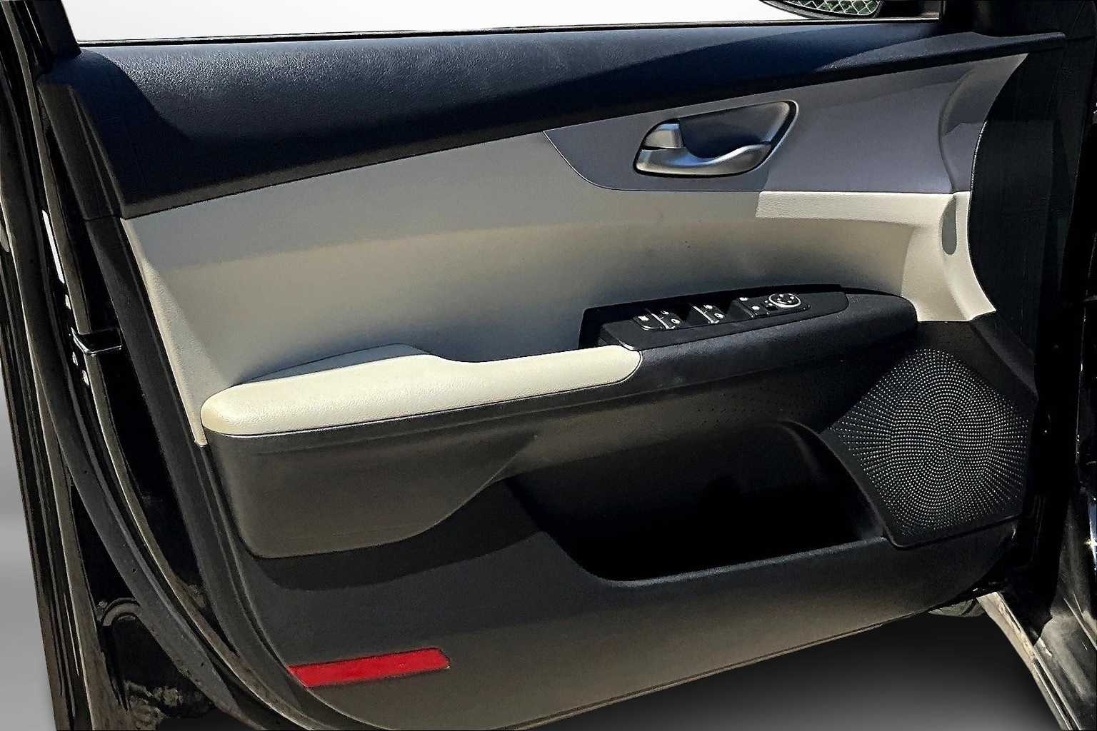 Thumbnail: 2022 Kia Forte - 17
