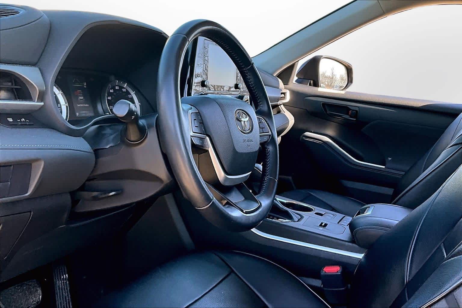 Thumbnail: 2022 Toyota Highlander - 10