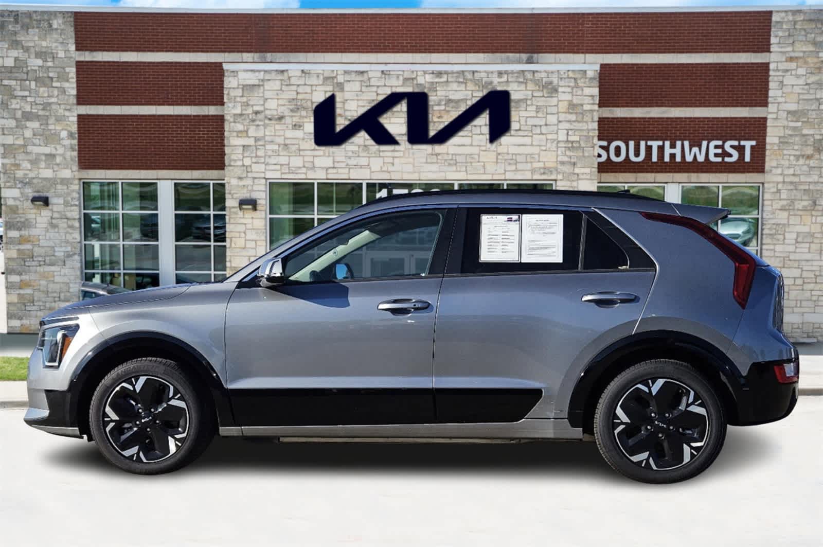 Thumbnail: 2023 Kia Niro - 3