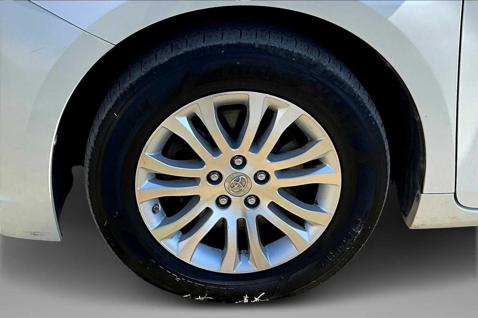 Thumbnail: 2015 Toyota Sienna - 8