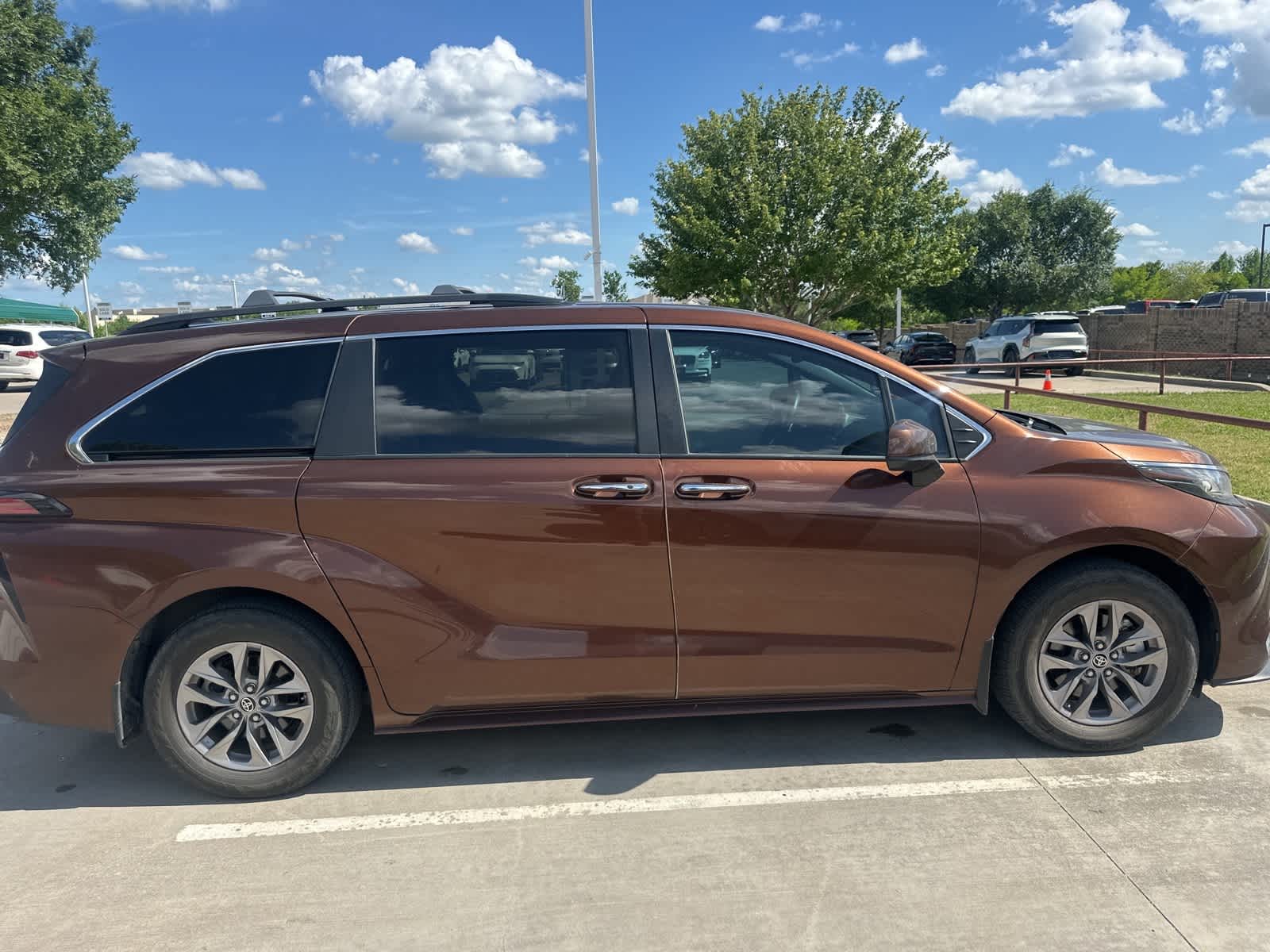 Thumbnail: 2022 Toyota Sienna - 4