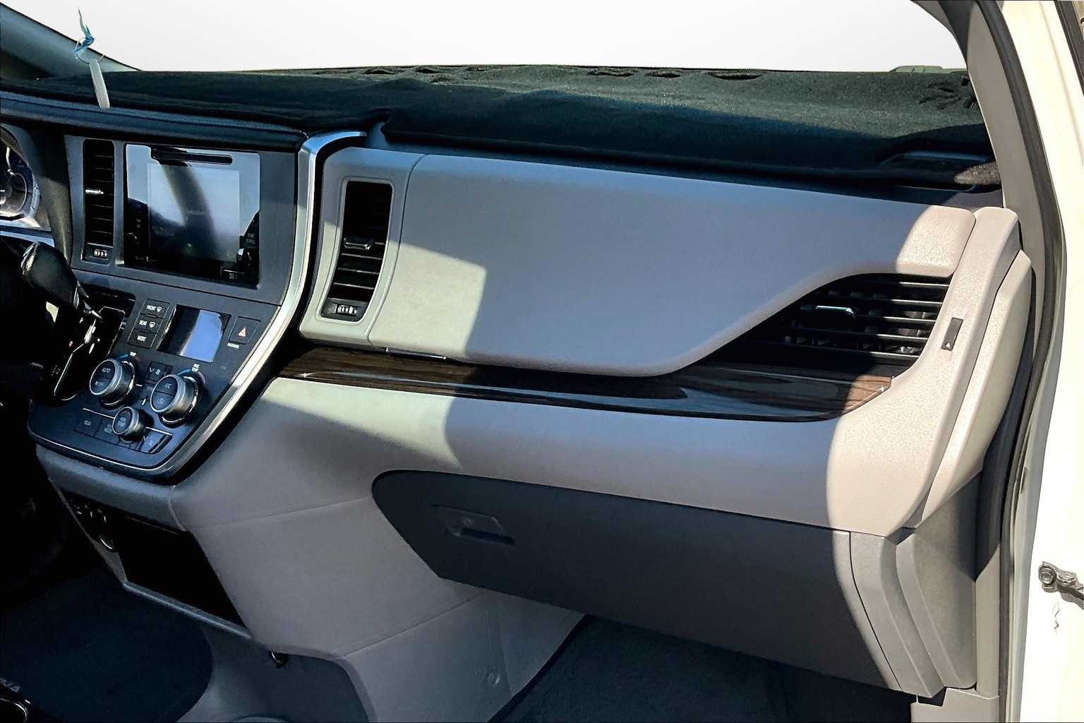 Thumbnail: 2015 Toyota Sienna - 15