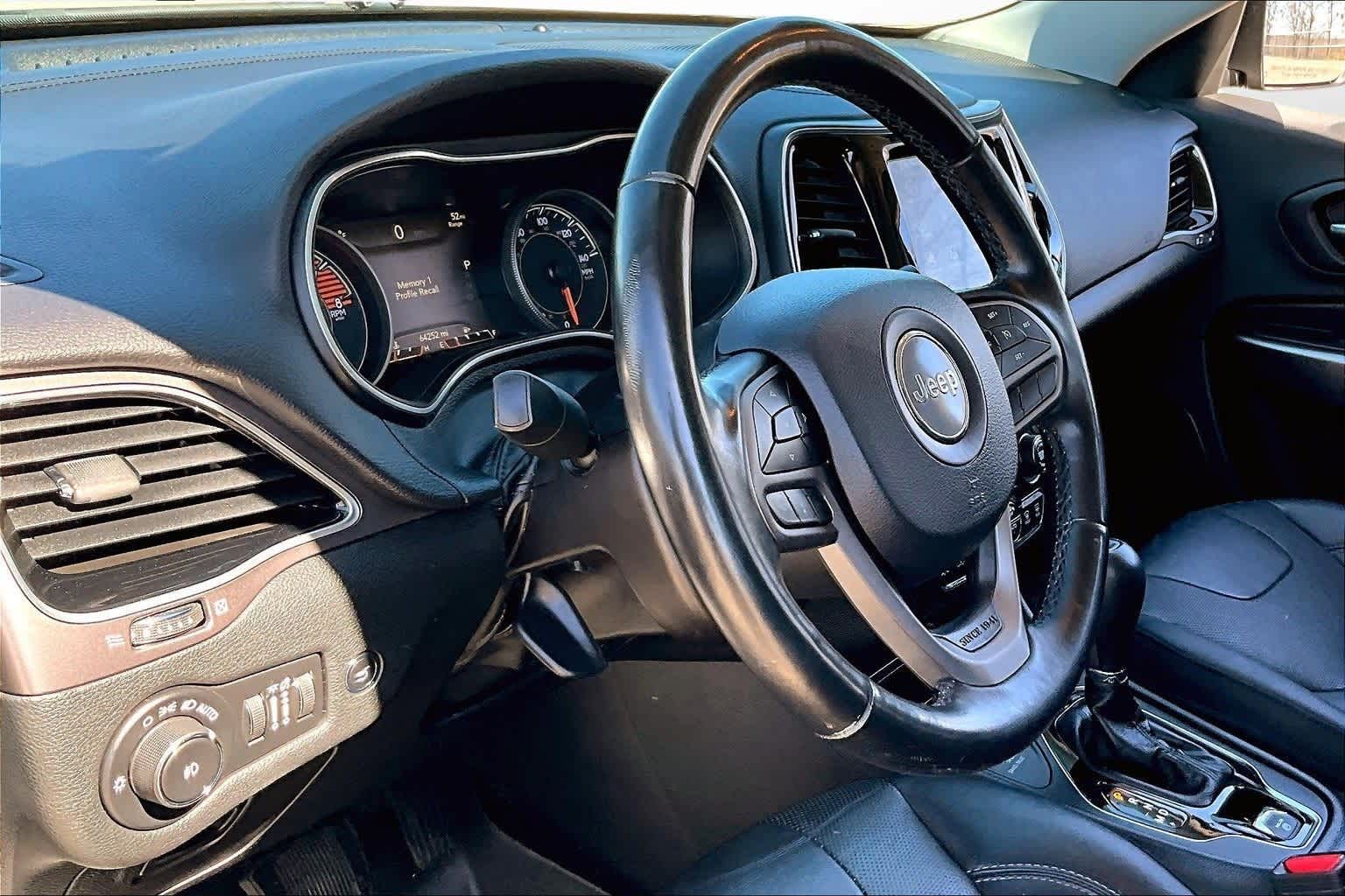 Thumbnail: 2019 Jeep Cherokee - 12